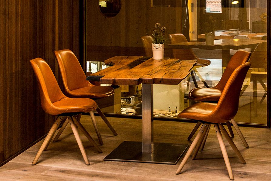 Besprechungsraum Holztische aus Altholz Massivholz Stammholz Möbeltischler Möbelmanufaktur Hamburg woodendesign