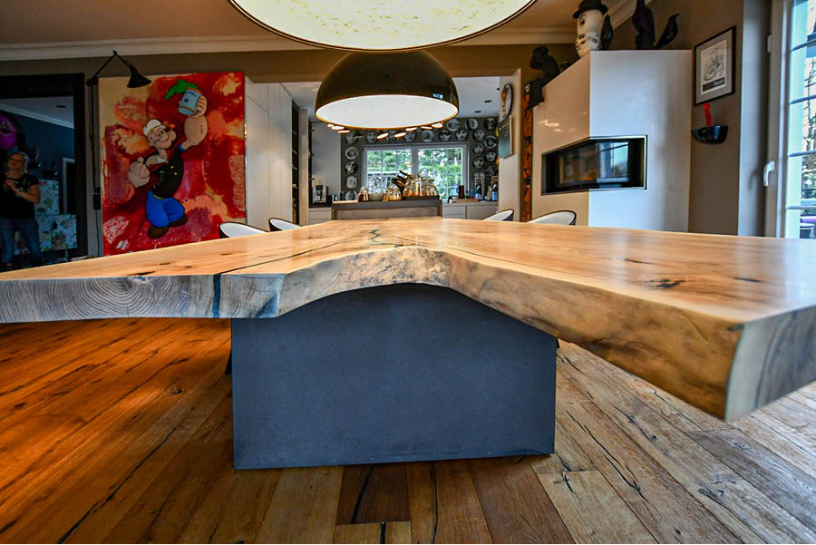 Konferenztisch individuell vom Tischler Holztische aus Altholz Massivholz Stammholz Möbeltischler Möbelmanufaktur Hamburg woodendesign