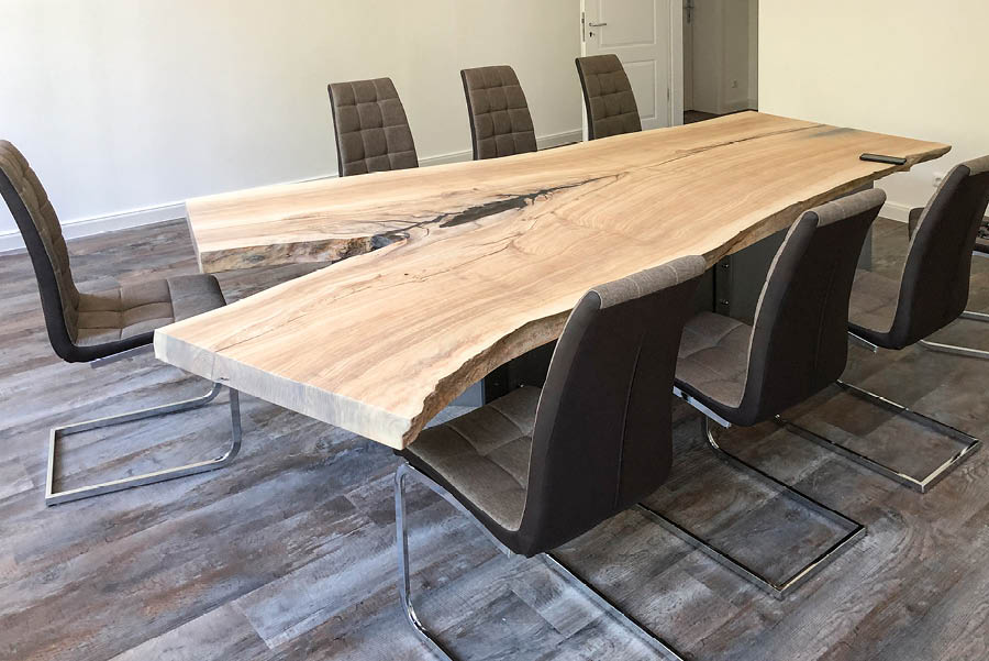 Besprechungsraum Konferenztisch Holztische aus Altholz Massivholz Stammholz Möbeltischler Möbelmanufaktur Hamburg woodendesign