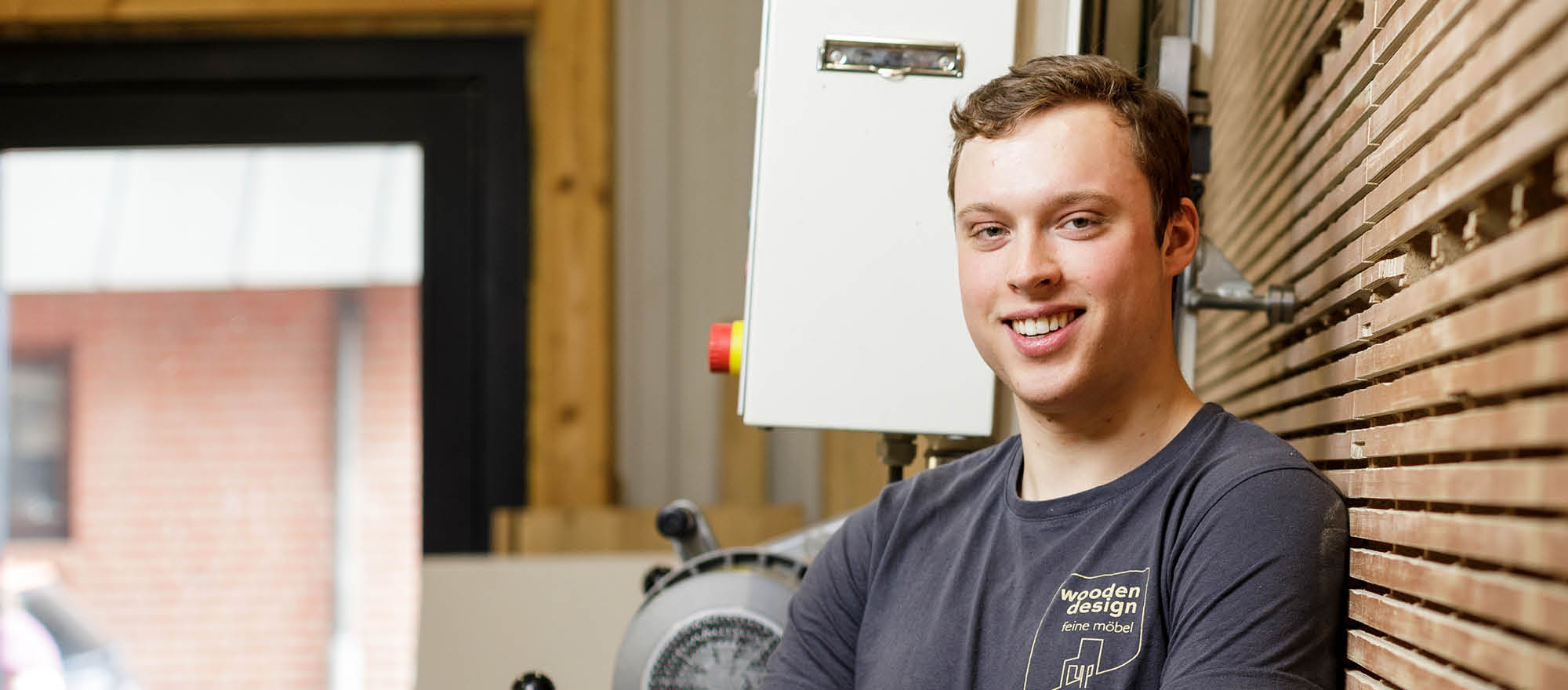 Jesper Michaelsen Tischlerlehrling Auszubildender woodendesign feine Möbel Jan Korf Möbelmanufaktur Hamburg Tischlerei Schreiner Schreinerei Möbeltischlerei Möbeltischler Tischlermeister