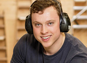 Jesper Michaelsen Tischlerlehrling Auszubildender woodendesign feine Möbel Jan Korf Möbelmanufaktur Hamburg Tischlerei Schreiner Schreinerei Möbeltischlerei Möbeltischler Tischlermeister