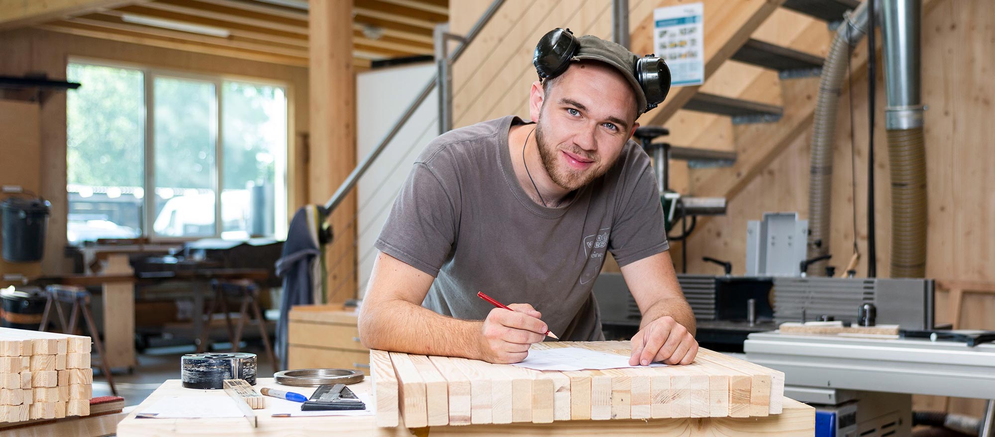 Leon Rickert Tischlergeselle woodendesign feine Möbel Jan Korf Möbelmanufaktur Hamburg Tischlerei Schreiner Schreinerei Möbeltischlerei Möbeltischler Tischlermeister