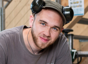 Leon Rickert Tischlergeselle woodendesign feine Möbel Jan Korf Möbelmanufaktur Hamburg Tischlerei Schreiner Schreinerei Möbeltischlerei Möbeltischler Tischlermeister