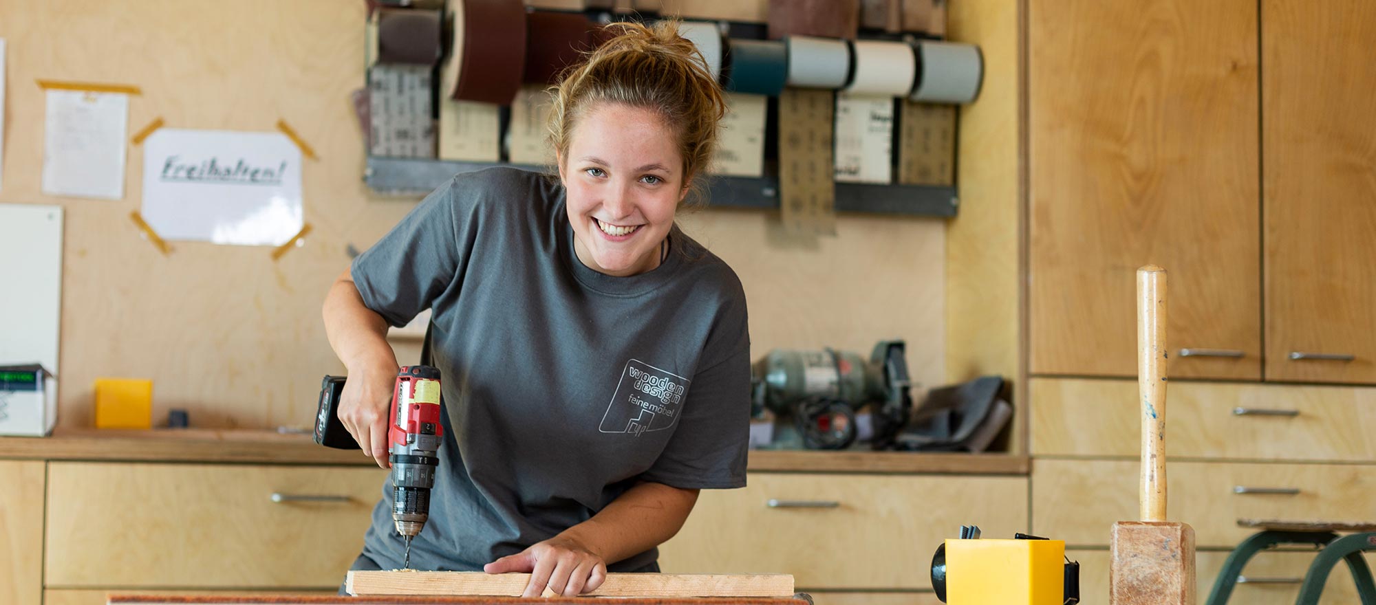 Maike Starp Tischlerlehrling Auszubildender woodendesign feine Möbel Jan Korf Möbelmanufaktur Hamburg Tischlerei Schreiner Schreinerei Möbeltischlerei Möbeltischler Tischlermeister
