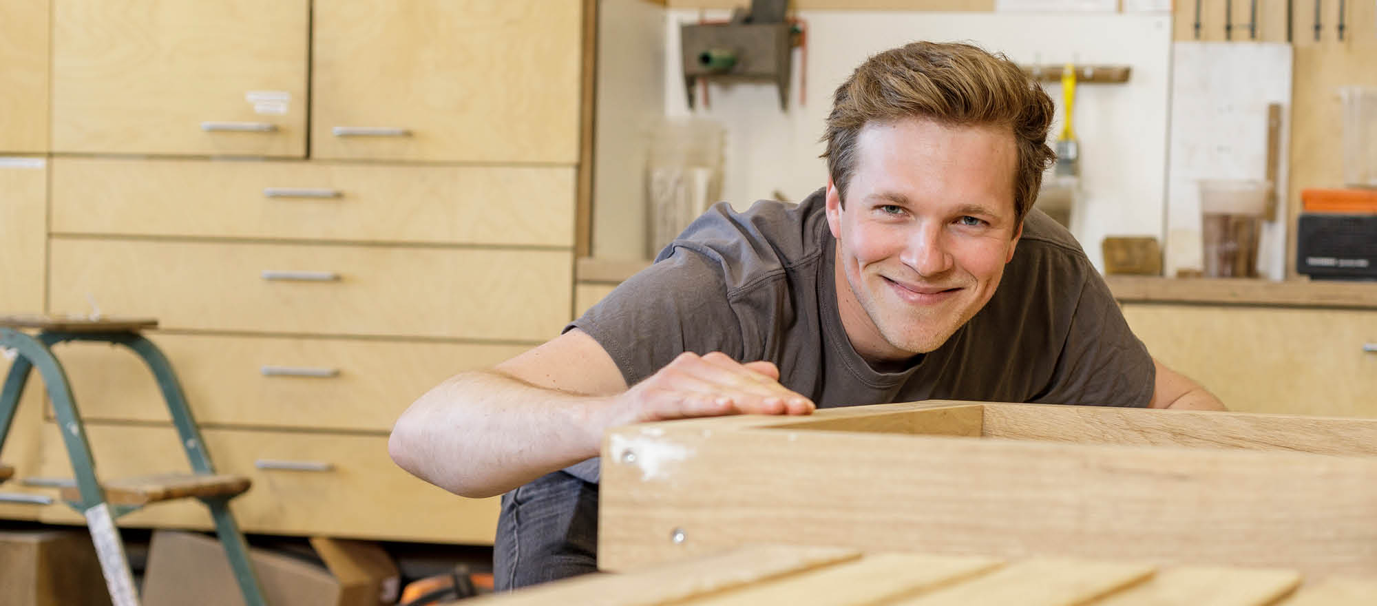 Peer Wehrmann Tischlerlehrling Auszubildender woodendesign feine Möbel Möbelmanufaktur Hamburg Tischlerei Schreiner Schreinerei Möbeltischlerei Möbeltischler Tischlermeister