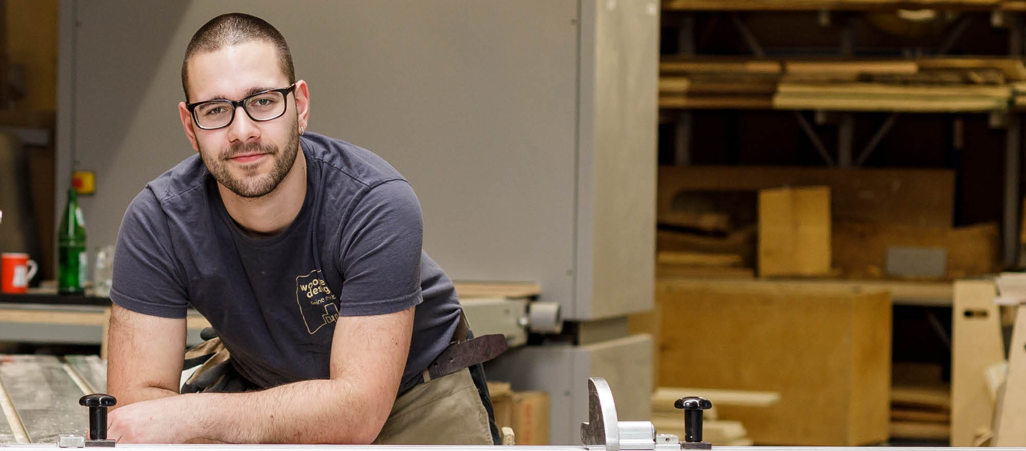 Victor Tritz Tischlerlehrling Auszubildender woodendesign feine Möbel Möbelmanufaktur Hamburg Tischlerei Schreiner Schreinerei Möbeltischlerei Möbeltischler Tischlermeister