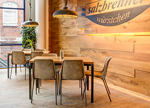 Möbel mit Ambiente aus purem Holz für die Gastronomie aus der Möbelmanufaktur woodendesign in Hamburg