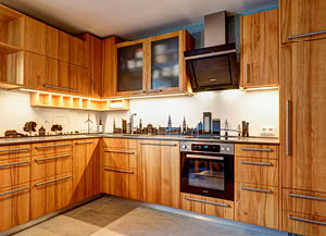 edle Einbauküchen aus purem Holz nach Maß aus der Möbelmanufaktur woodendesign
