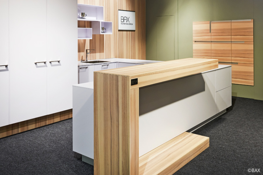 Küche Küchentresen Einbauküche Barhocker Küchenbar BAX individuelle Planung Stauraum Küchenplatte Arbeitsplatte nach Maß vom Tischler Massivholz Aktuelles News Trends woodendesign Möbeltischlerei Hamburg