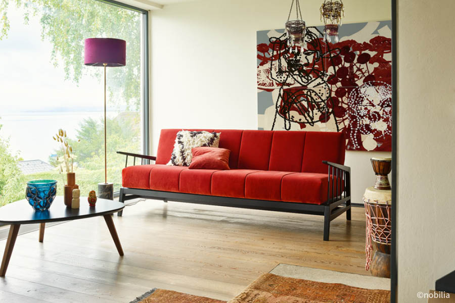 Farbenfroh einrichten Wohnbereich Wohnzimmer Couch Sofa Kissen Lampe Dekoration Massivholz Aktuelles News Trends März 2022 Tischler Möbeltischler woodendesign Möbelmanufaktur Hamburg