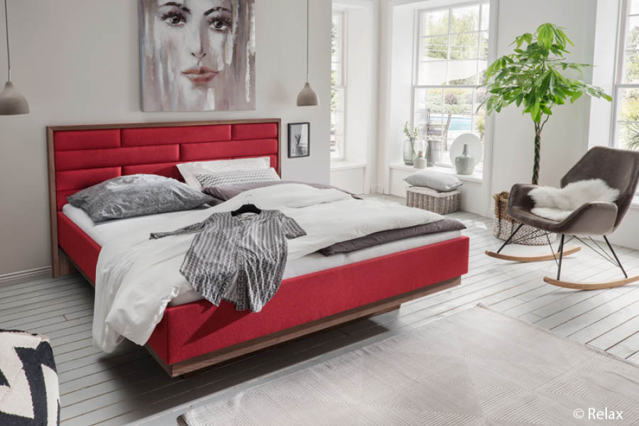 Farbenfroh einrichten Schlafzimmer Bett Kopfteil rot weiß schwarz grau Massivholz Aktuelles News Trends März 2022 Tischler Möbeltischler woodendesign Möbelmanufaktur Hamburg