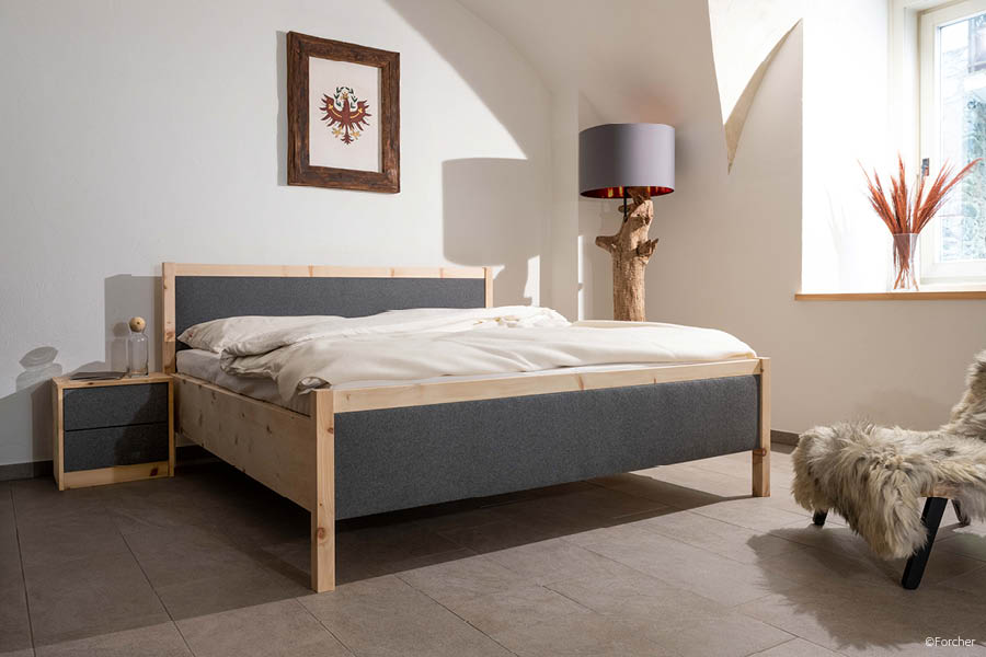 Massivholzbett "Stolle" von Forcher Esche Zirbe Eiche Nussbaum Kopf- & Fußhaupt Lodenstoffeinsätze | Natürlich & erholsam schlafen – Schlafzimmer vom Tischler | Aktuelles – Trends – News im November 2024 | Möbeltischlerei woodendesign | Tischlerei Möbeltischler Möbelmanufaktur Hamburg