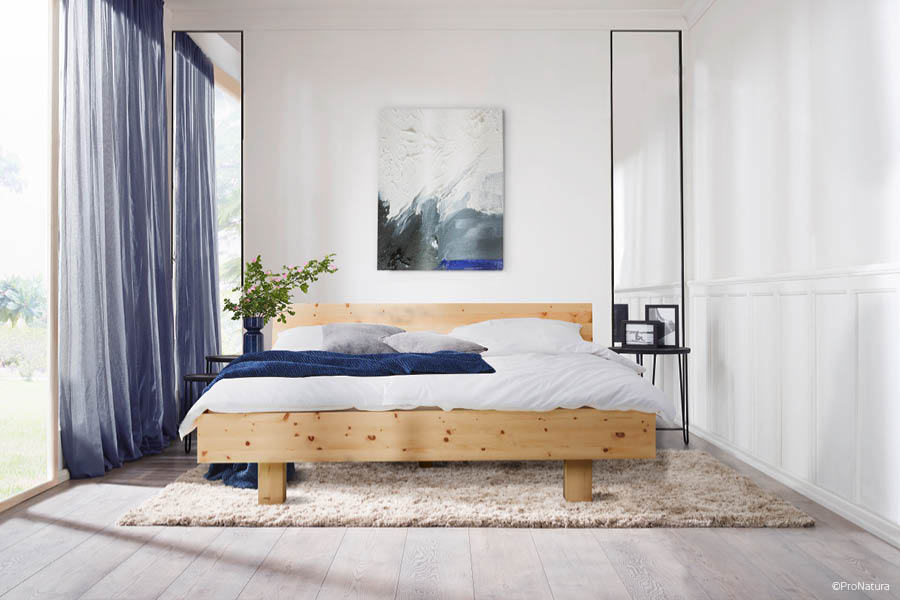 ProNatura Massivholzbett Linea Pura Zirbenholz mit Fußausführung | Natürlich & erholsam schlafen – Schlafzimmer vom Tischler | Aktuelles – Trends – News im November 2024 | Möbeltischlerei woodendesign | Tischlerei Möbeltischler Möbelmanufaktur Hamburg