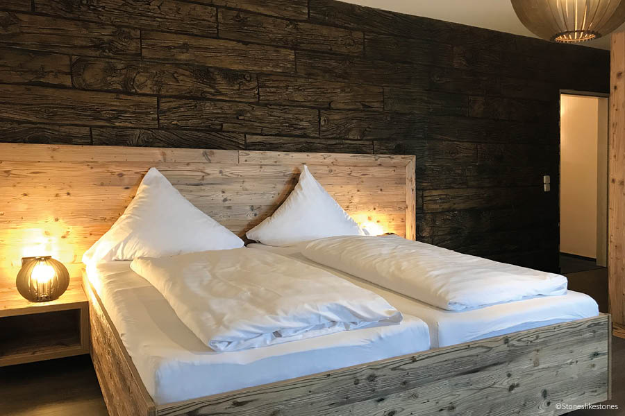 Holztrends 2025 - Bettgestell aus markantem Massivholz & Holzwände | Aktuelles – Trends – News im März 2025 | Möbeltischlerei woodendesign | Tischlerei Möbeltischler Möbelmanufaktur Hamburg