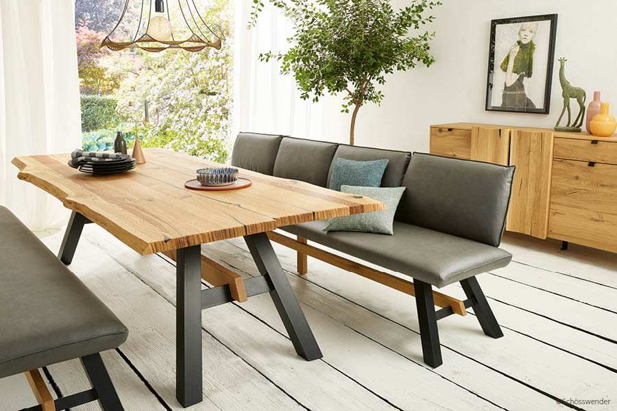 Holztrends 2025 - helles Holz, Tisch mit Stammholz | Aktuelles – Trends – News im März 2025 | Möbeltischlerei woodendesign | Tischlerei Möbeltischler Möbelmanufaktur Hamburg