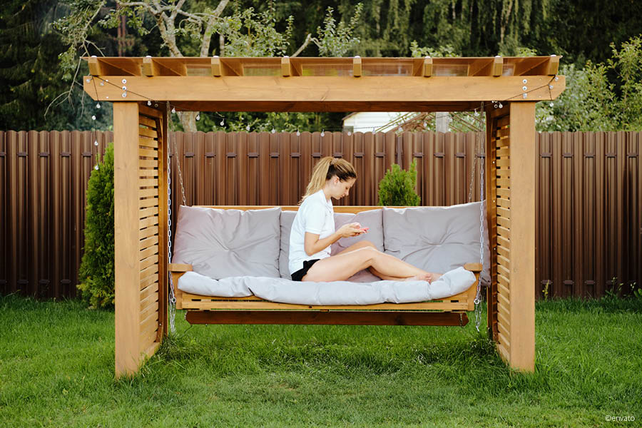 Hollywoodschaukel mit massivem Holzgestell | Ausgefallene Gartenmöbel aus Massivholz | Aktuelles – Trends – News im Mai 2025 | Möbeltischlerei woodendesign | Tischlerei Möbeltischler Möbelmanufaktur Hamburg