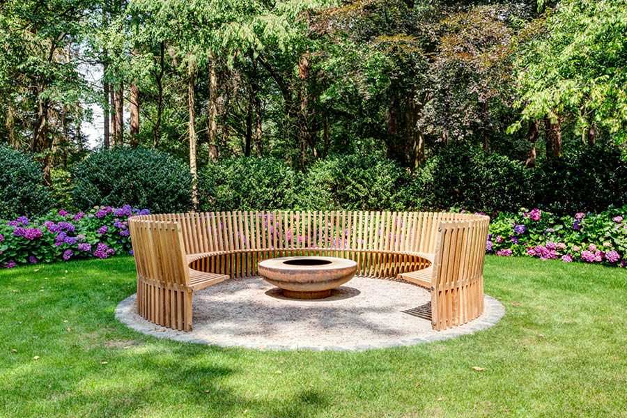 Runde Gartensitzbank | Ausgefallene Gartenmöbel aus Massivholz | Aktuelles – Trends – News im Mai 2025 | Möbeltischlerei woodendesign | Tischlerei Möbeltischler Möbelmanufaktur Hamburg