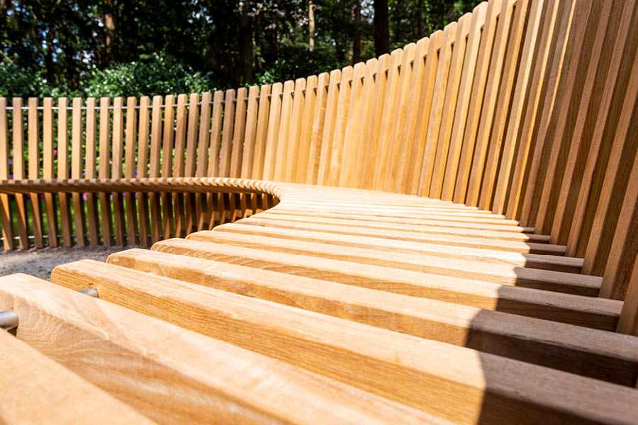 Freitragende Sitzbank aus Holz | Ausgefallene Gartenmöbel aus Massivholz | Aktuelles – Trends – News im Mai 2025 | Möbeltischlerei woodendesign | Tischlerei Möbeltischler Möbelmanufaktur Hamburg