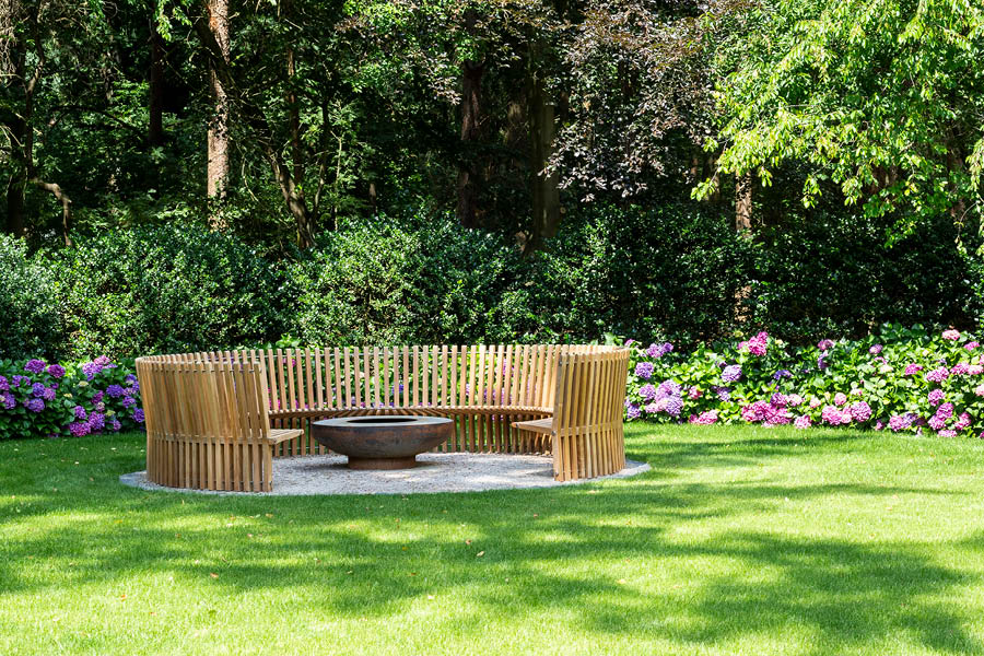 Feuerstelle mit runder Sitzbank | Ausgefallene Gartenmöbel aus Massivholz | Aktuelles – Trends – News im Mai 2025 | Möbeltischlerei woodendesign | Tischlerei Möbeltischler Möbelmanufaktur Hamburg