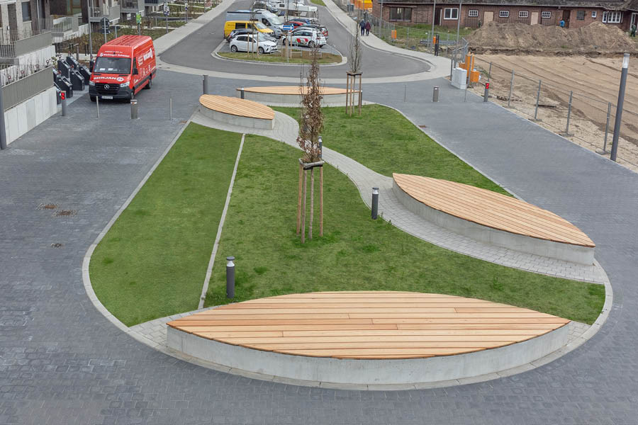 Sitzbänke Grünanlage | Ausgefallene Gartenmöbel aus Massivholz | Aktuelles – Trends – News im Mai 2025 | Möbeltischlerei woodendesign | Tischlerei Möbeltischler Möbelmanufaktur Hamburg