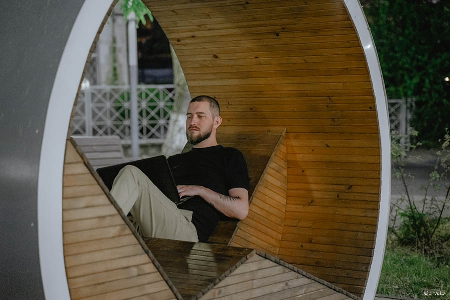 ausgefallene Sitzmöbel | Ausgefallene Gartenmöbel aus Massivholz | Aktuelles – Trends – News im Mai 2025 | Möbeltischlerei woodendesign | Tischlerei Möbeltischler Möbelmanufaktur Hamburg