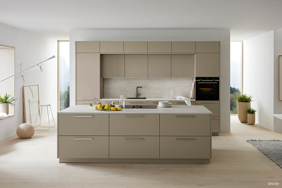 Stangengriffe & Tip-on-Fronten für moderne Küche | Aktuelles – Trends – News im August 2025 | Möbeltischlerei woodendesign | Tischlerei Möbeltischler Möbelmanufaktur Hamburg