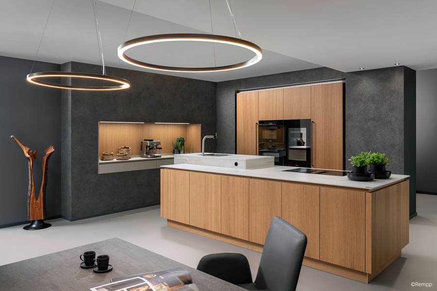 große, filigrane Pendelleuchten Küche Lichtplanung Küchenplanung | Aktuelles – Trends – News im September 2025 | Möbeltischlerei woodendesign | Tischlerei Möbeltischler Möbelmanufaktur Hamburg