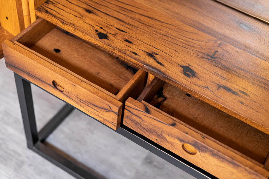 Nahaufnahme Altholz-Schubladen: markante Maserung, kleine Gebrauchsspuren, offenes Fach; Metallgestell betont die schlanke, leichte Form. Aktuelles – Trends – News im November 2025 | Möbeltischlerei woodendesign | Tischlerei Möbeltischler Möbelmanufaktur Hamburg