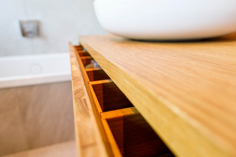 Detail: flacher Organisationsauszug unter dem Eichen-Waschtisch; flexible Innenorganisation, geölte Kanten, präzise Verarbeitung. Holz im Badezimmer | Aktuelles – Trends – News im Dezember 2025 | Möbeltischlerei Tischlerei Möbeltischler Möbelmanufaktur Hamburg