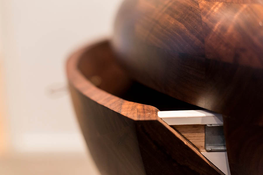 Detail Holzwaschbecken: präziser Konstruktionsausschnitt mit Beschlag; massives Holz, saubere Fuge, hochwertiger Aufbau. Holz im Badezimmer | Aktuelles – Trends – News im Dezember 2025 | Möbeltischlerei Tischlerei Möbeltischler Möbelmanufaktur Hamburg