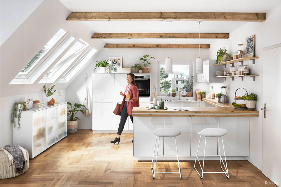 Offene Wohnküche im Dachgeschoss mit Kücheninsel, klaren Laufwegen und viel Tageslicht – Laufwege Küche | Aktuelles – Trends – News im Januar 2026 | Möbeltischlerei Tischlerei Möbeltischler Möbelmanufaktur Hamburg