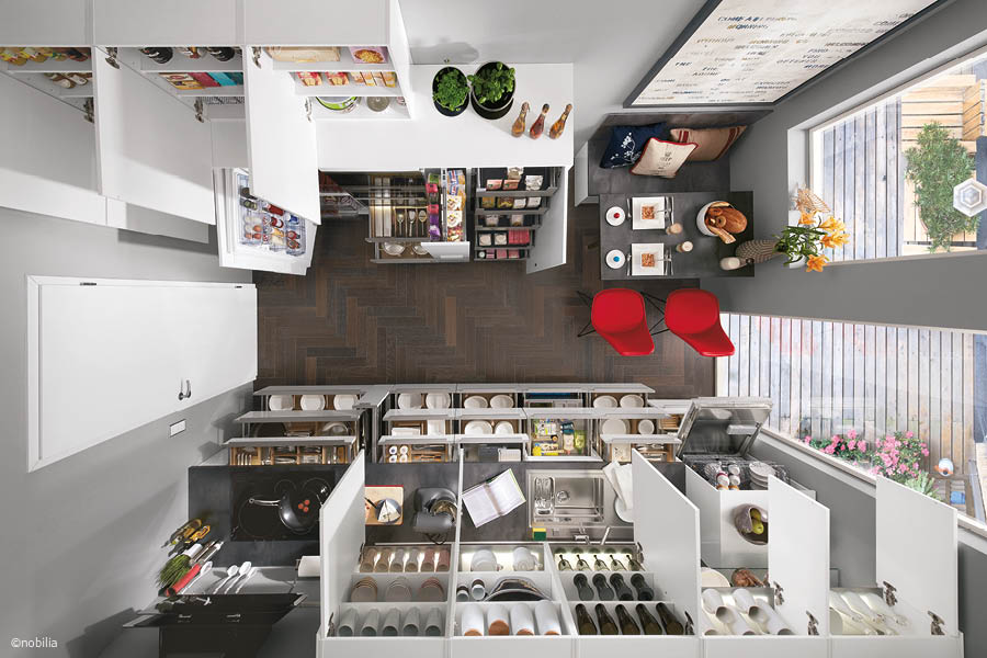 Geöffnete Küchenschubladen mit übersichtlicher Organisation für ergonomische Laufwege – Laufwege Küche | Aktuelles – Trends – News im Januar 2026 | Möbeltischlerei Tischlerei Möbeltischler Möbelmanufaktur Hamburg