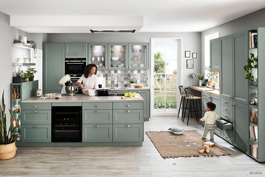 Familienküche mit Kücheninsel und klar getrennten Arbeitszonen für flüssige Laufwege – Laufwege Küche | Aktuelles – Trends – News im Januar 2026 | Möbeltischlerei Tischlerei Möbeltischler Möbelmanufaktur Hamburg