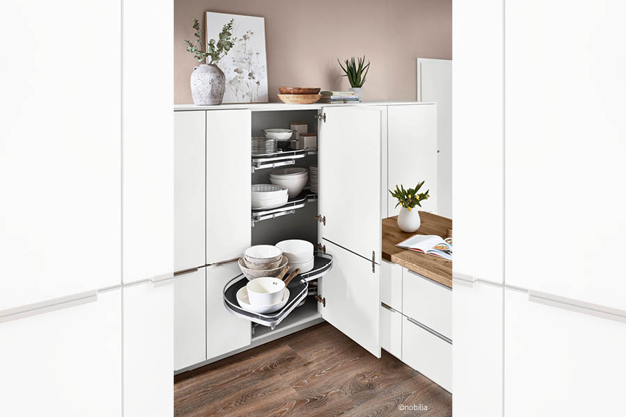 Eckschrank mit Auszugssystem für gute Erreichbarkeit und kurze Laufwege in der Küche – Laufwege Küche | Aktuelles – Trends – News im Januar 2026 | Möbeltischlerei Tischlerei Möbeltischler Möbelmanufaktur Hamburg
