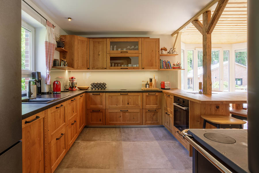 Massivholz-Küche in L-Form mit klaren Arbeitswegen und handwerklichem Charakter – Laufwege Küche | Aktuelles – Trends – News im Januar 2026 | Möbeltischlerei Tischlerei Möbeltischler Möbelmanufaktur Hamburg