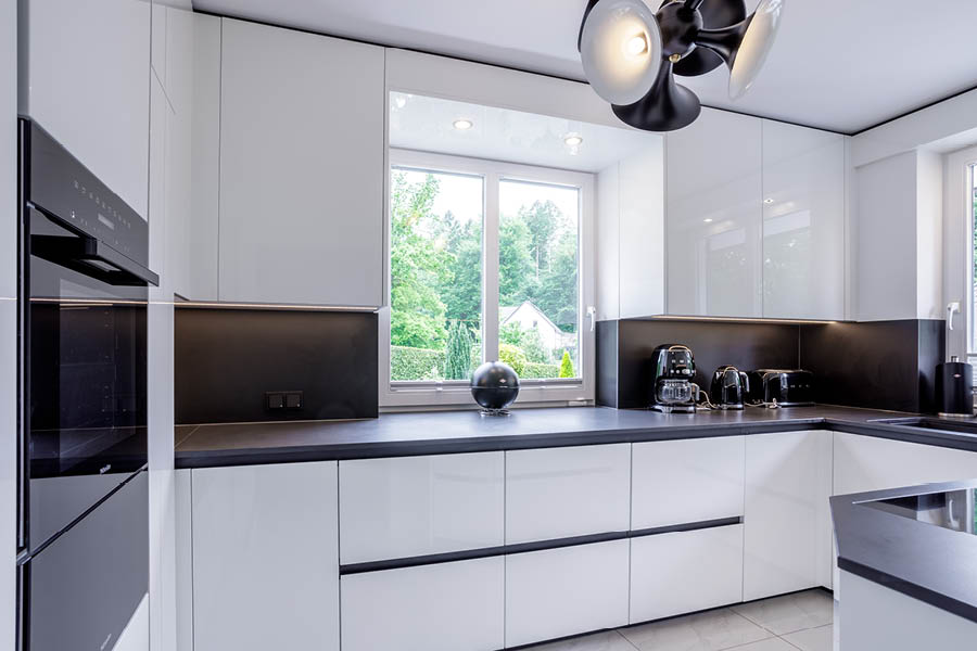 Moderne weiße Küche mit klaren Linien, ausreichenden Abständen und guter Wegeführung – Laufwege Küche | Aktuelles – Trends – News im Januar 2026 | Möbeltischlerei Tischlerei Möbeltischler Möbelmanufaktur Hamburg