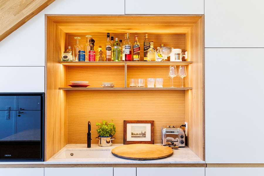 Wohnküche mit Eichenholz - Kücheninsel, Sitzecke, Treppe etc. | Warum Zirbe beruhigt – und Eiche zeitlos ist | Aktuelles – Trends – News im Februar 2026 | Möbeltischlerei Tischlerei Möbeltischler Möbelmanufaktur Hamburg