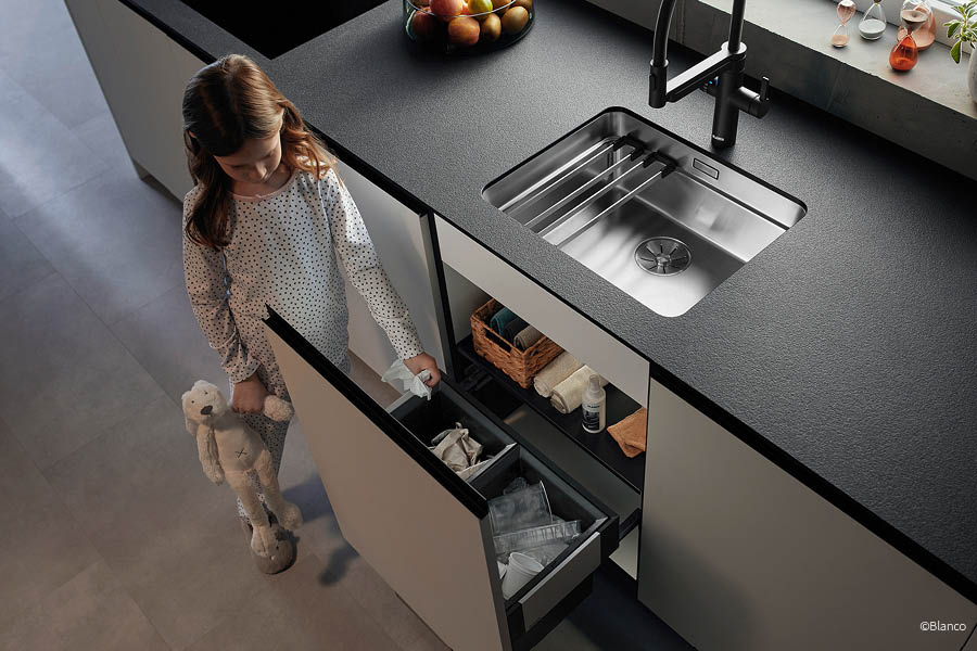 Küchenunterschrank mit organisiertem Auszug unter der Spüle – Stauraum und Technik kombiniert | Aktuelles – Trends – News im März 2026 | Möbeltischlerei Tischlerei Möbeltischler Möbelmanufaktur Hamburg