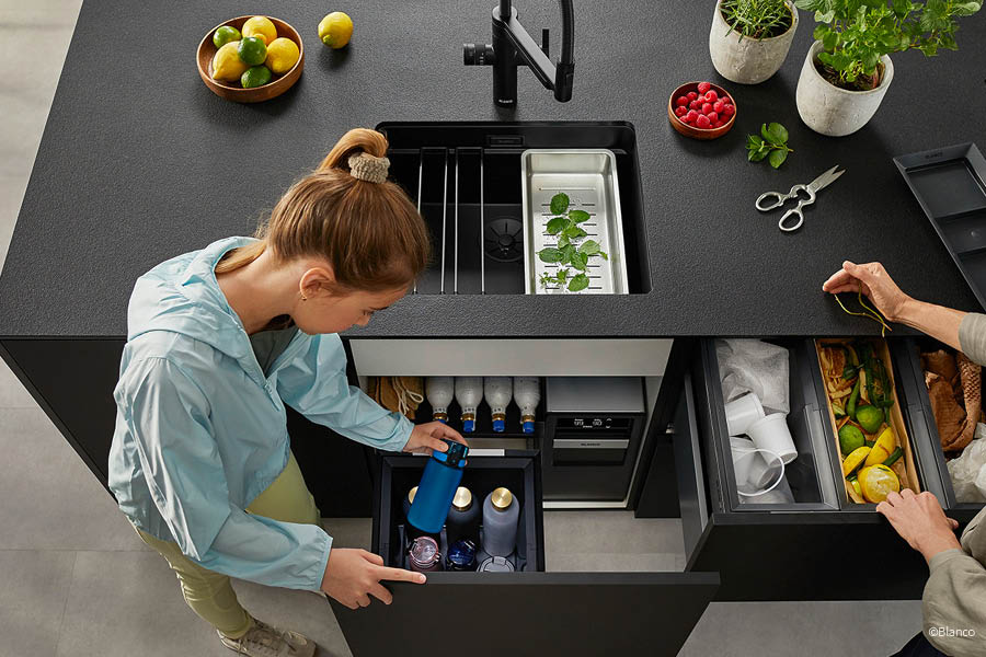 Offene Küchenschubladen mit strukturierter Innenaufteilung für effizientes Arbeiten | Aktuelles – Trends – News im März 2026 | Möbeltischlerei Tischlerei Möbeltischler Möbelmanufaktur Hamburg