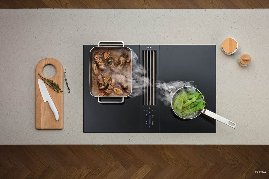 Induktionskochfeld mit Kochfeldabzug und Töpfen beim Kochen aus der Vogelperspektive | Aktuelles – Trends – News im März 2026 | Möbeltischlerei Tischlerei Möbeltischler Möbelmanufaktur Hamburg