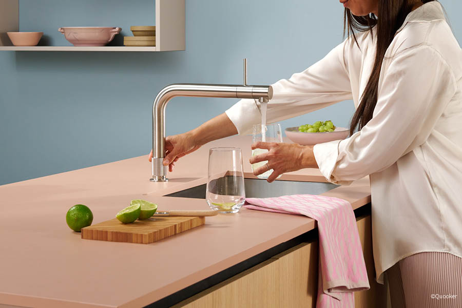 Moderne Küchenarmatur mit kochendem Wasser direkt aus dem Hahn in heller Küche | Aktuelles – Trends – News im März 2026 | Möbeltischlerei Tischlerei Möbeltischler Möbelmanufaktur Hamburg