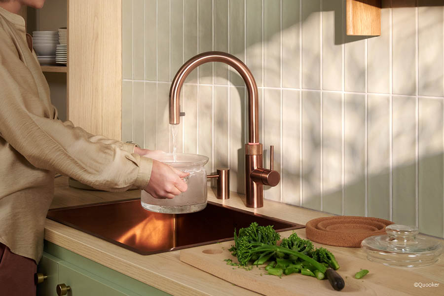 Design-Küchenarmatur mit Heißwasserfunktion über Spülbecken in hochwertiger Küche | Aktuelles – Trends – News im März 2026 | Möbeltischlerei Tischlerei Möbeltischler Möbelmanufaktur Hamburg