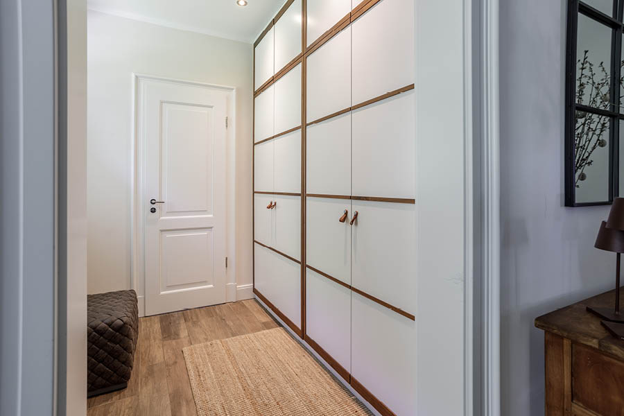 Maßgefertigter Einbauschrank im Durchgangsbereich für langfristige Stauraumlösungen und optimale Raumnutzung | Aktuelles – Trends – News im Mai 2026 | Möbeltischlerei Tischlerei Möbeltischler Möbelmanufaktur Hamburg