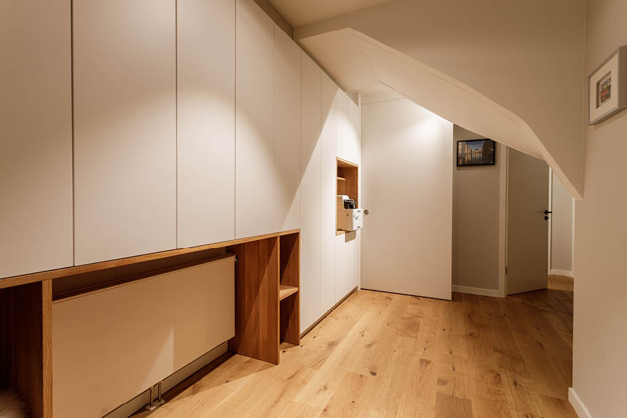 Individuell geplanter Einbauschrank unter Dachschräge für flexible Nutzung kleiner Wohnflächen | Aktuelles – Trends – News im Mai 2026 | Möbeltischlerei Tischlerei Möbeltischler Möbelmanufaktur Hamburg