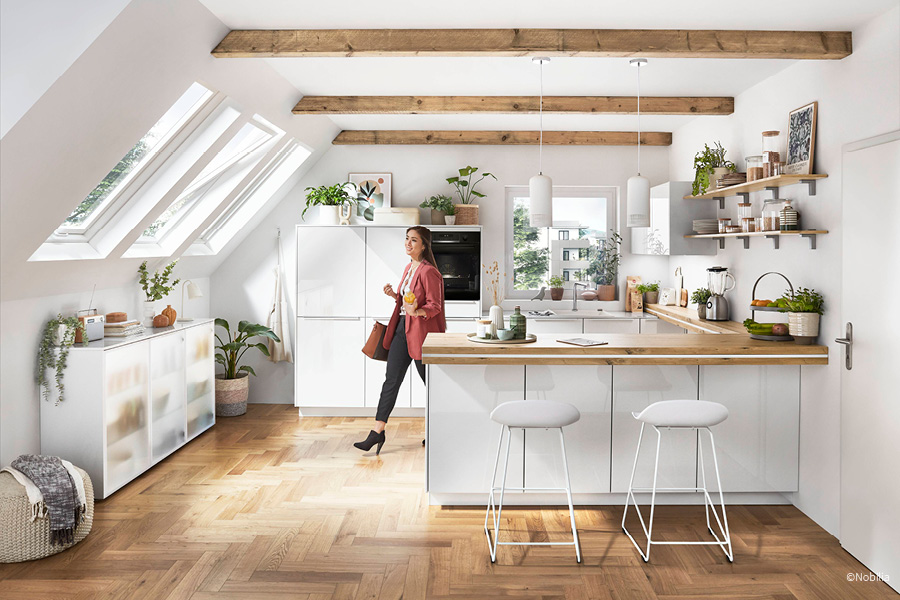 Weiße Dachgeschossküche mit Kücheninsel und optimal genutztem Stauraum unter Dachschrägen | Aktuelles – Trends – News im Juni 2026 | Möbeltischlerei Tischlerei Möbeltischler Möbelmanufaktur Hamburg