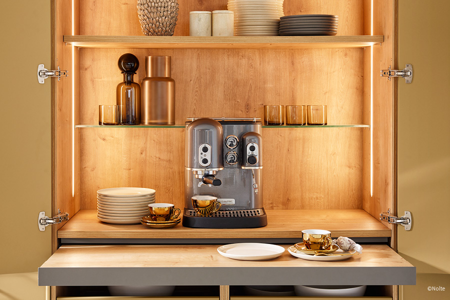 Platzsparende Kaffee-Nische mit integriertem Stauraum in einer kleinen Küche | Aktuelles – Trends – News im Juni 2026 | Möbeltischlerei Tischlerei Möbeltischler Möbelmanufaktur Hamburg