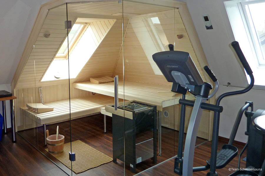 Individuell eingepasste Sauna unter der Dachschräge mit Glasfront und großzügigen Holzbänken | Sauna Wärmekabine Infrarot | Aktuelles – Trends – News im Juli 2026 | Möbeltischlerei Tischlerei Möbeltischler Möbelmanufaktur Hamburg
