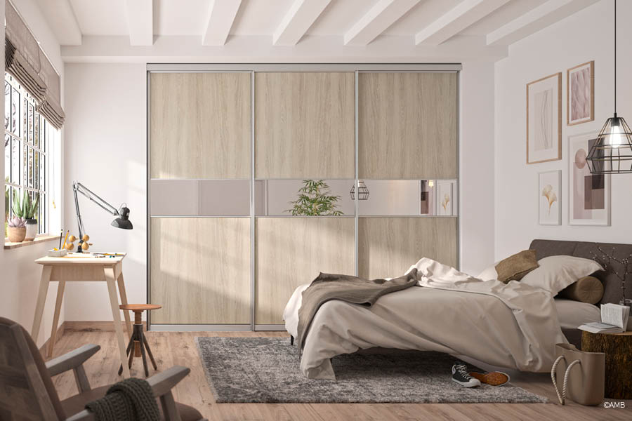 Schlafzimmer mit großflächigen Schiebetüren in Holzoptik und integrierten Spiegelfeldern | Schiebetüren als Raumtrenner | Aktuelles – Trends – News im September 2026 | Möbeltischlerei Tischlerei Möbeltischler Möbelmanufaktur Hamburg