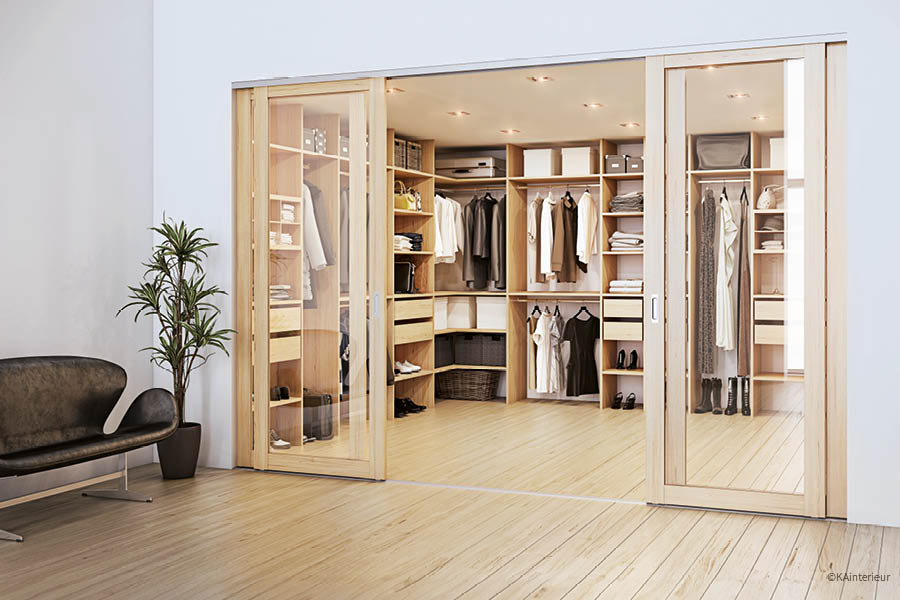 Begehbare Ankleide mit transparenten Schiebetüren und Rahmen aus hellem Holz | Schiebetüren als Raumtrenner | Aktuelles – Trends – News im September 2026 | Möbeltischlerei Tischlerei Möbeltischler Möbelmanufaktur Hamburg