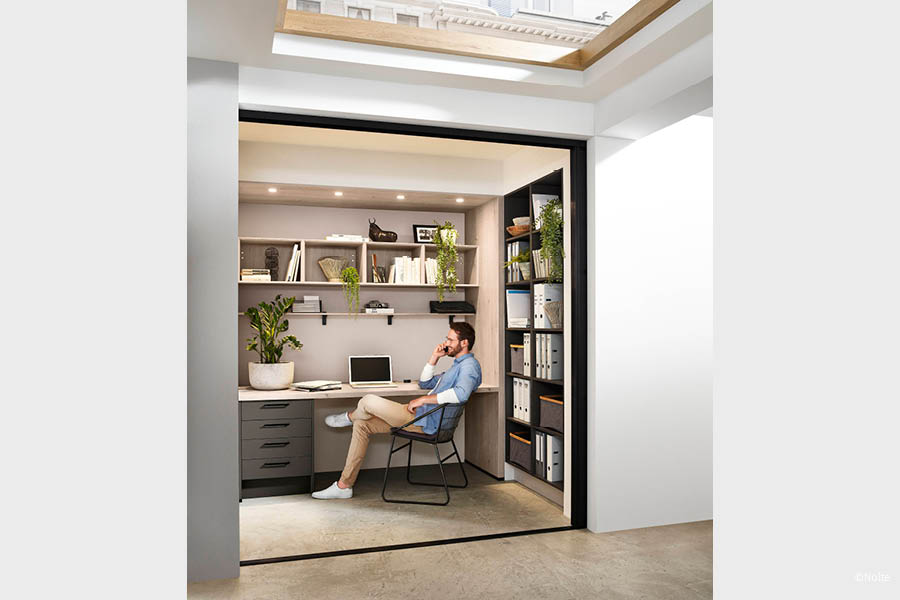 Geöffneter Homeoffice-Bereich mit maßgefertigtem Arbeitsplatz und Schiebetürsystem zur flexiblen Raumtrennung | Schiebetüren als Raumtrenner | Aktuelles – Trends – News im September 2026 | Möbeltischlerei Tischlerei Möbeltischler Möbelmanufaktur Hamburg